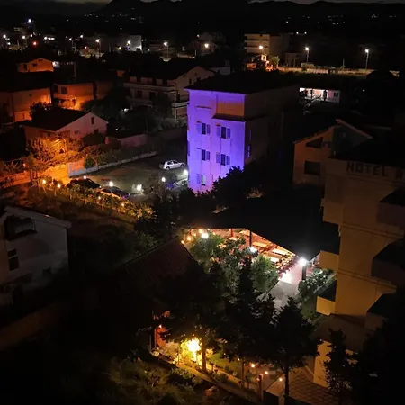 La Famiglia Villa Velipojë